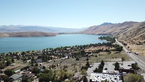 托帕斯湖 (topaz lake) 位於美國內華達州 (nevada)