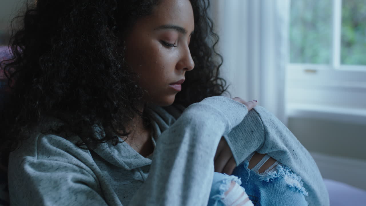 chica adolescente triste llorando en casa sintiéndose sola adolescente deprimido pensando en la ruptura emocional sentado en el dormitorio