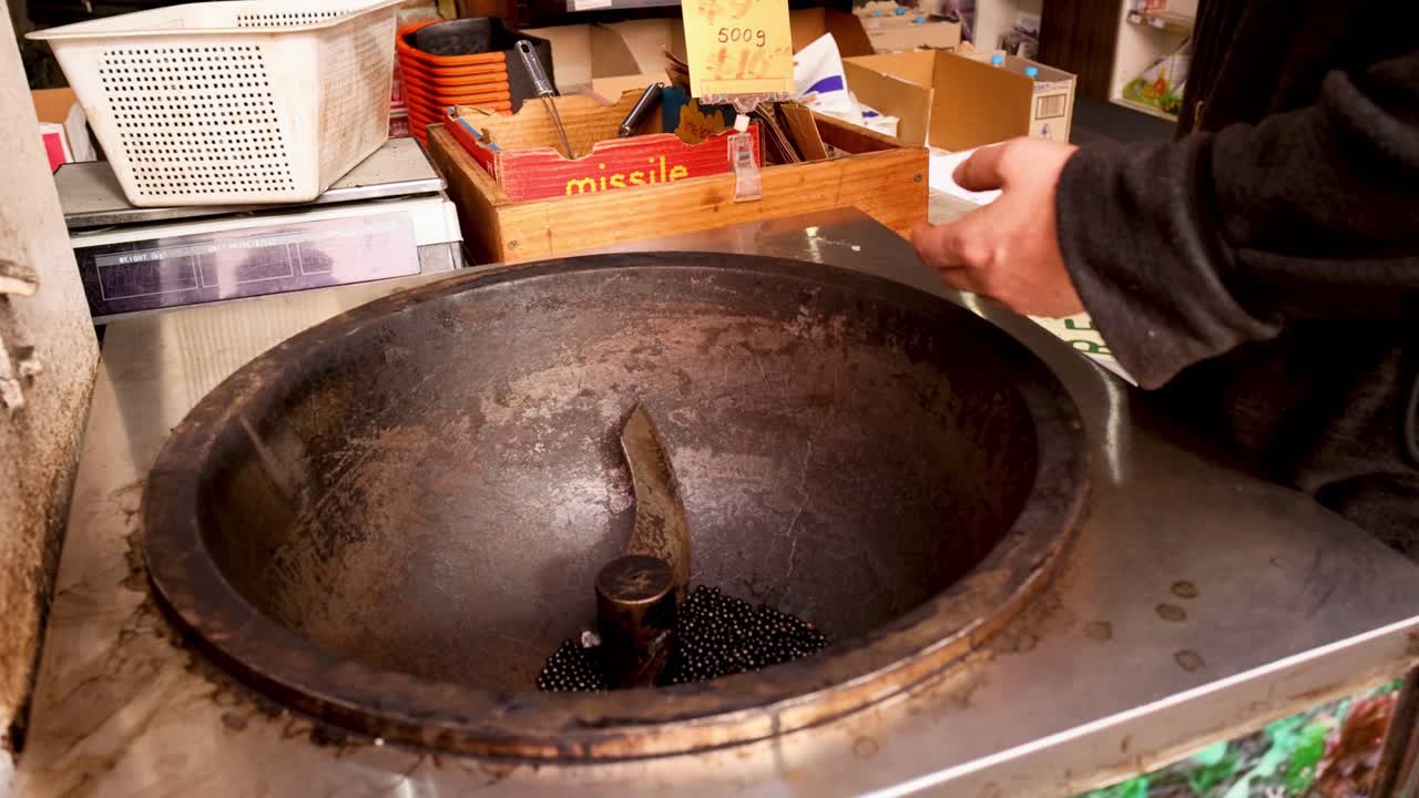 시장 에서 모래 를 는 사람