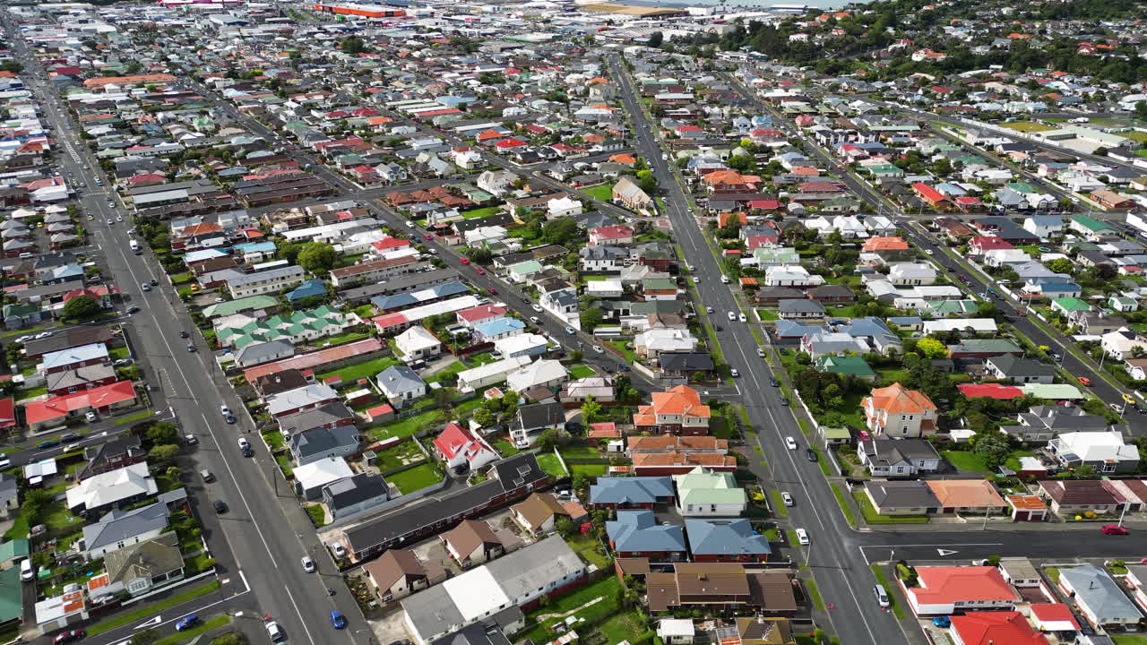 뉴질랜드 오타고 베이에 있는 더니든 시의 공중 패닝 오른쪽 샷