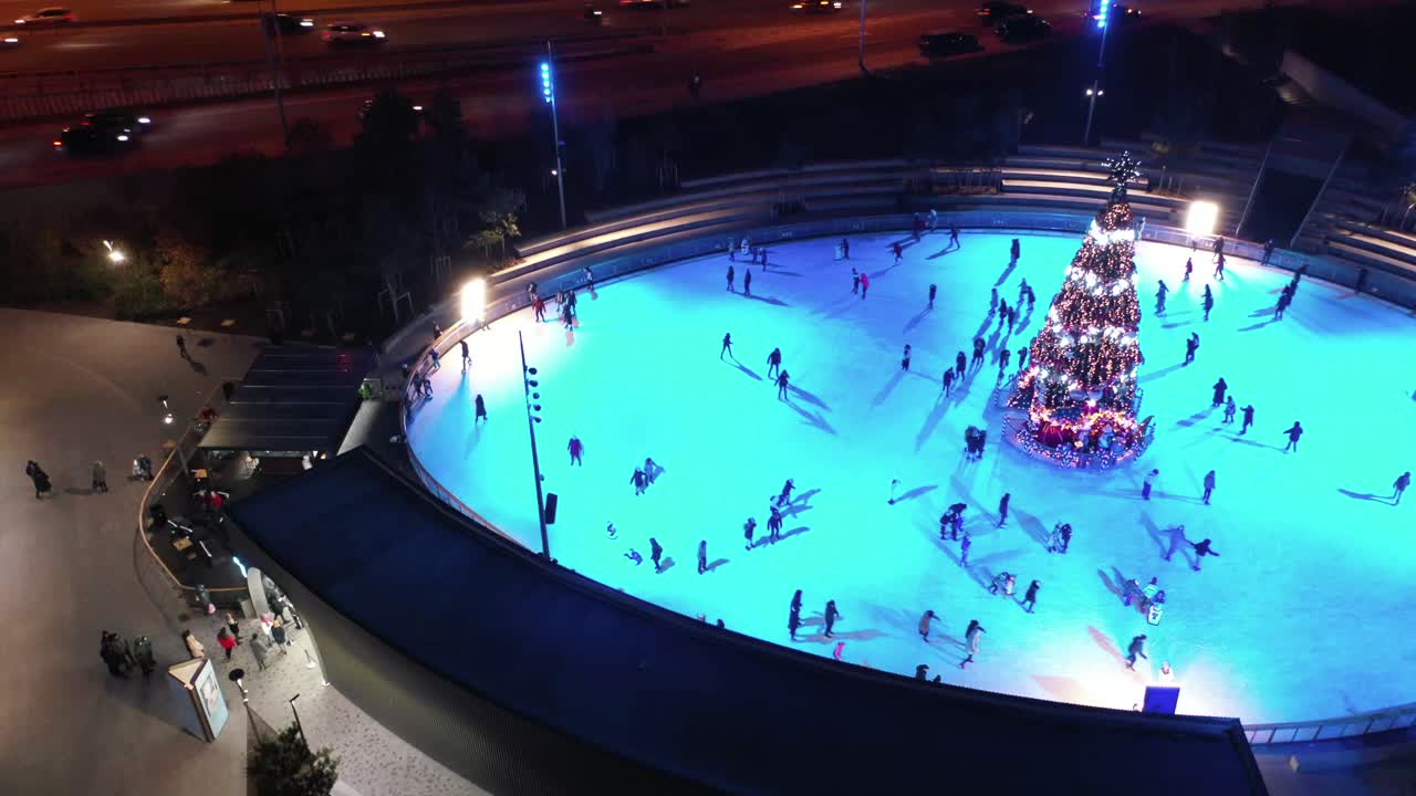 밤 에 크리스마스 아이스 스케이팅 리크