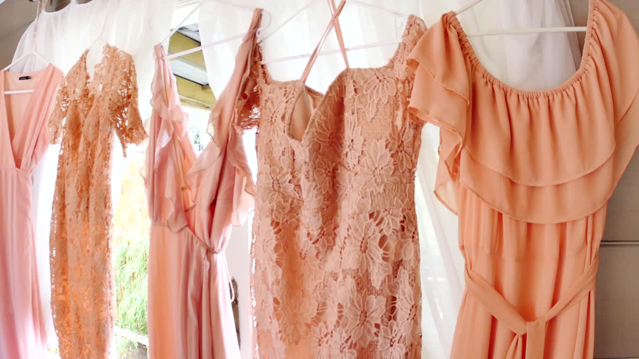 신부의 와이드 샷 - 들러리 웨딩 드레스