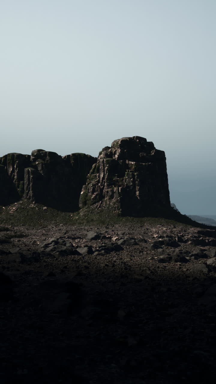 Vista mozzafiato di montagne rocciose sul mare