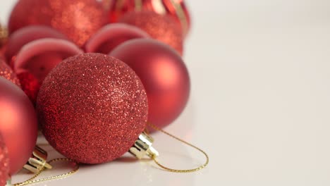 varios baubles rojos 4k con títulos de video