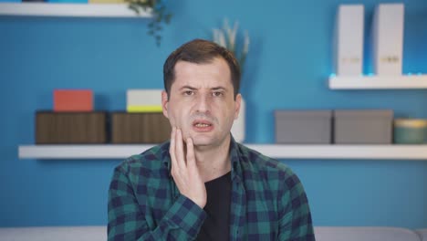 el hombre que recibe malas y sorprendentes noticias está aturdido, no cree, no puede superar su asombro.
