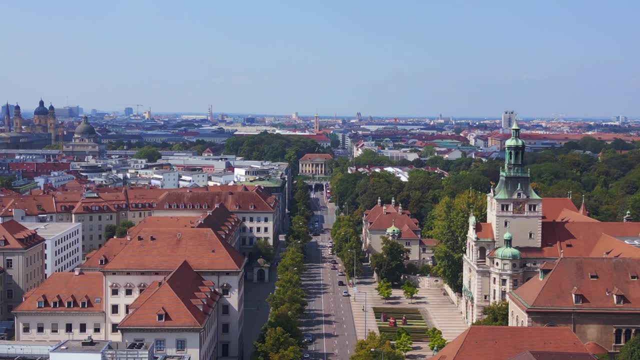 agradable vista aérea de arriba vuelo ángel de oro de la paz columna ciudad ciudad de múnich alemania museo nacional de baviera, verano soleado cielo nublado día 23