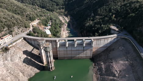 presa de hormigón y reservorio de agua que se seca durante la temporada de sequía, vista aérea