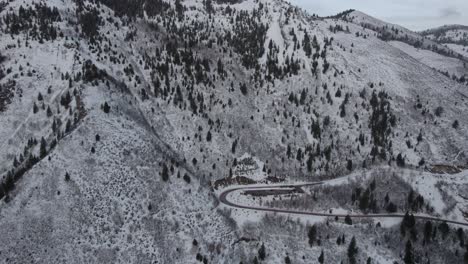 Montañas-Cubiertas-De-Nieve-En-American-Fork-Canyon-En-Utah,-Toma-Aérea