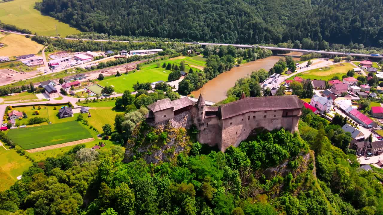 Burg Orava, Slowakei: Luftaufnahme mit Vorwärtsfahrt in mittelalterlicher Felsenfestung