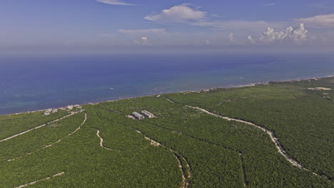 tulum méxico aéreo v16 de alta altitud drone sobrevuelo parque nacional hacia la ciudad de la playa turística capturando paisaje prístino con vistas expansivas al océano - filmado con mavic 3 pro cine - julio 2023