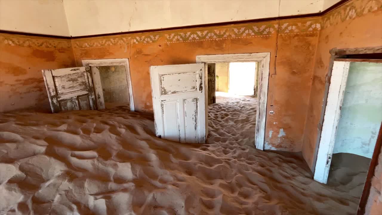 escena inquietante de una casa abandonada llena de arena del desierto en la famosa ciudad fantasma de kolmannskupp en namibia
