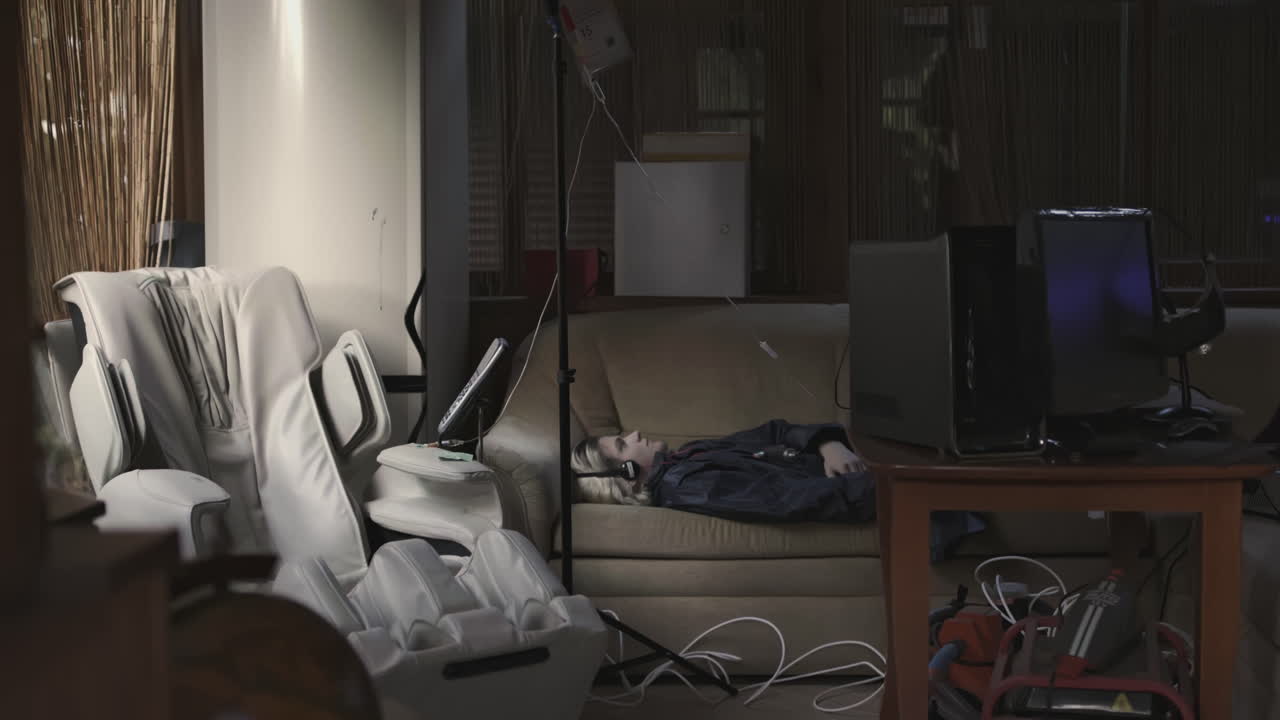 마사지 의자 와 함께 집 에서 소파 에 누워 있는 사람