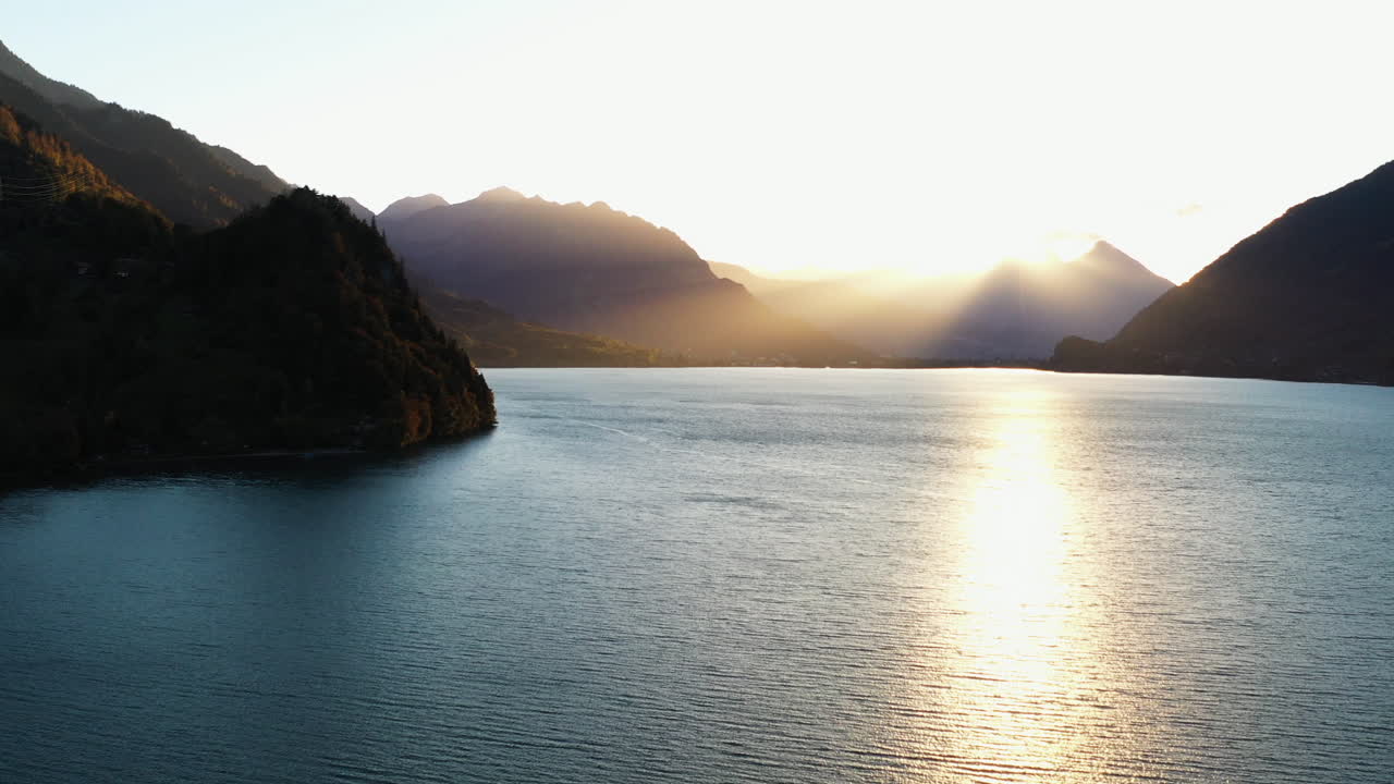 브리엔츠 호수와 스위스 호수 주변 산의 영화적 드론 영상, 태양 속으로
