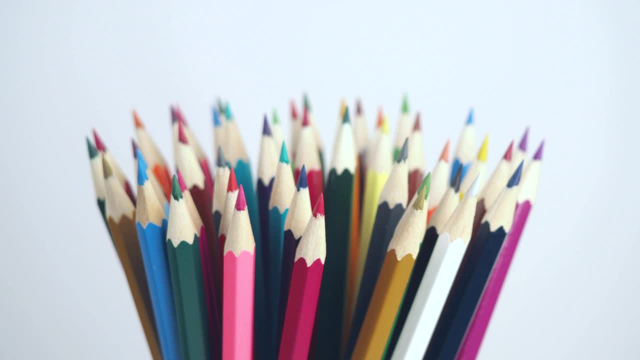 las coloridas plumas de madera giran en círculo