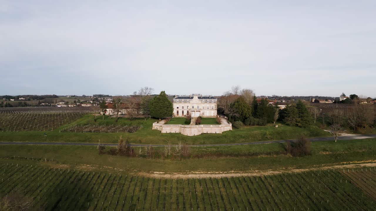 Gironde, Bordeaux kıyısındaki bağlar arasında klasik malikane