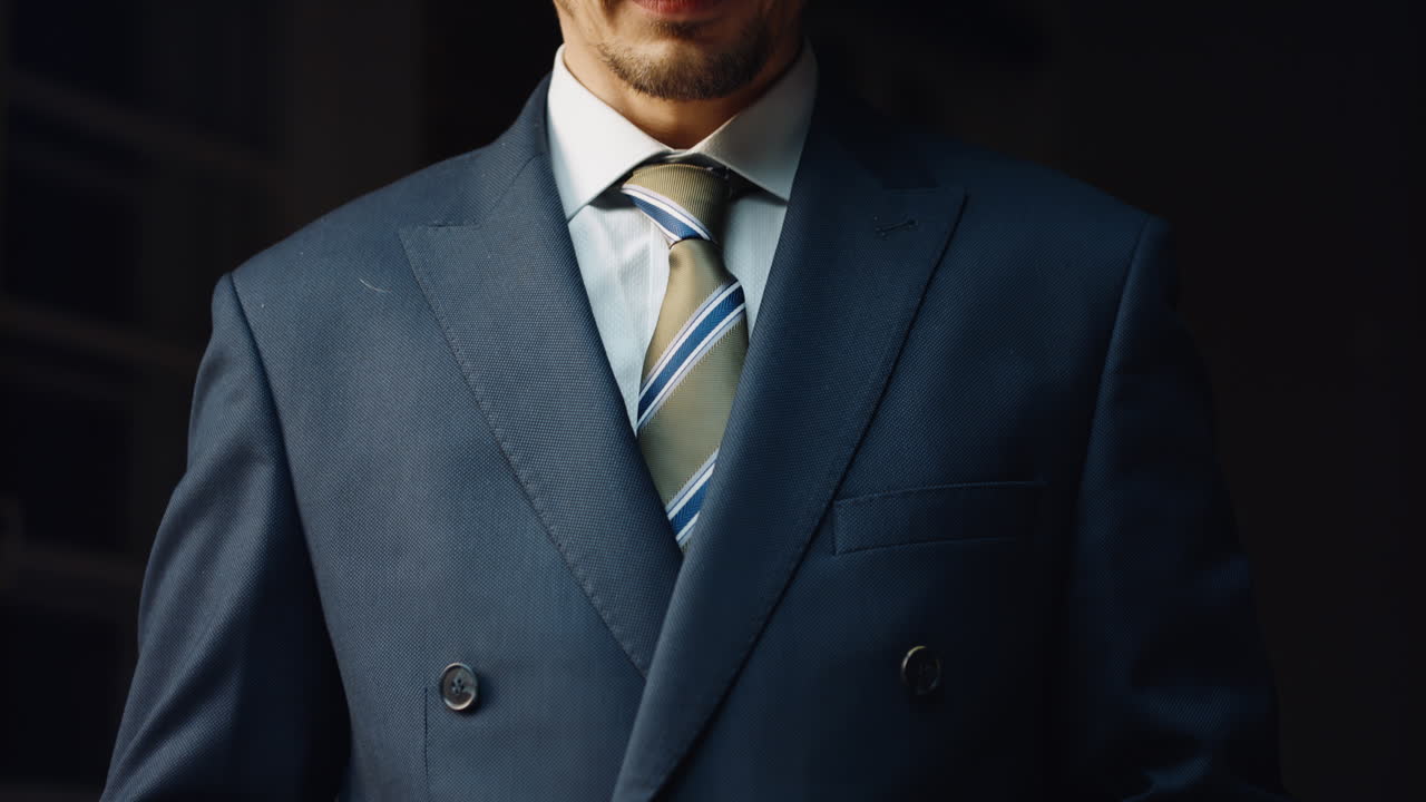 financiero exitoso contando el salario en euros de cerca. hombre calculando billetes