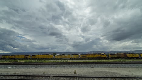 timelapse de un cielo tormentoso en nuevo méxico tomado de un tren detenido