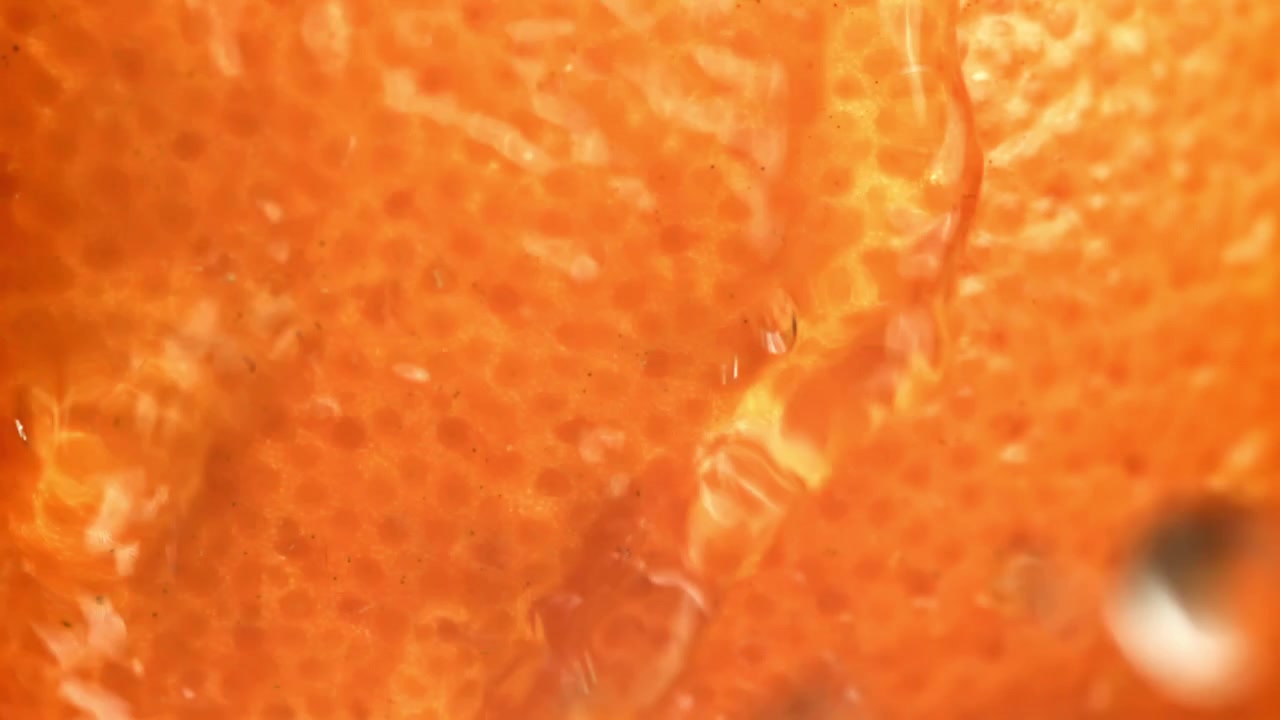 水滴滴落在橙皮上的微距特寫