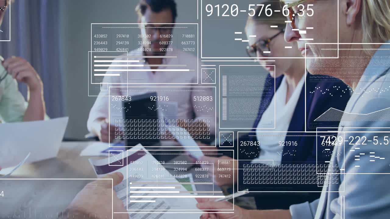 animación de números cambiantes en círculos y barras de carga sobre diversos compañeros de trabajo discutiendo informes