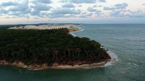 Dron-Aéreo-Derecho-De-Camiones-De-La-Playa-Tropical-De-Malembá-Con-Una-Densa-Jungla-Y-Dunas-De-Arena-Dorada-Donde-La-Laguna-De-Guaraíras-Se-Encuentra-Con-El-Océano-Atlántico-En-Tibau-Do-Sul,-Rio-Grande-Do-Norte,-Brasil