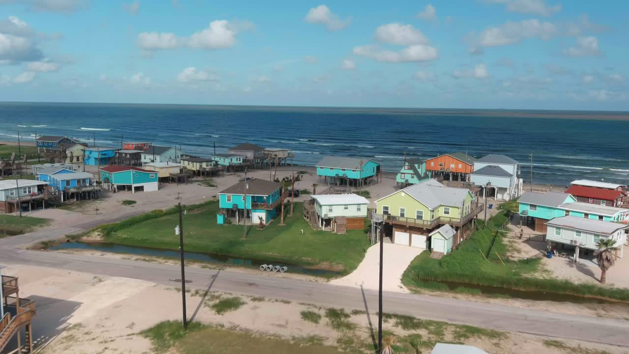 Vista aerea di case sulla spiaggia di Lake Jackson vicino al Golfo del Messico in Texas