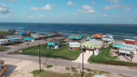 vista aérea de casas en la playa del lago jackson frente al golfo de méxico en texas