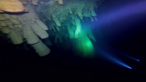 Einzigartige-Glockenstalaktiten-In-Einer-Unterwasserhöhle