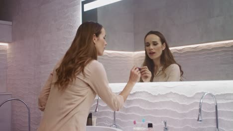 mujer de negocios dibujando un corazón con lápiz labial. mujer feliz poniendo el símbolo del amor.