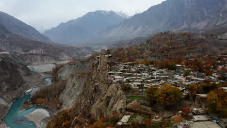 vista aérea del fuerte altit y el río hunza en gilgit-baltistán, pakistán