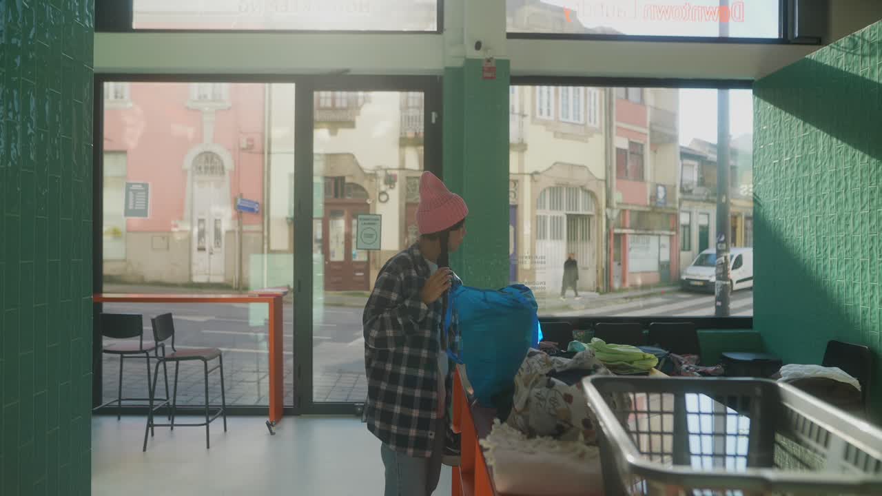 현대적 인 세탁실 에서 세탁 을 하는 여자