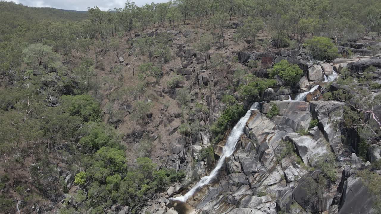 vista escénica de las cataratas de davies creek que fluyen en el parque nacional de davies creek cerca de mareeba, extremo norte de queensland, australia - toma aérea de drones