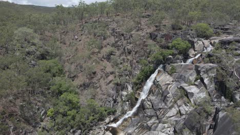 Vista-Escénica-De-Las-Cataratas-De-Davies-Creek-Que-Fluyen-En-El-Parque-Nacional-De-Davies-Creek-Cerca-De-Mareeba,-Extremo-Norte-De-Queensland,-Australia---Toma-Aérea-De-Drones