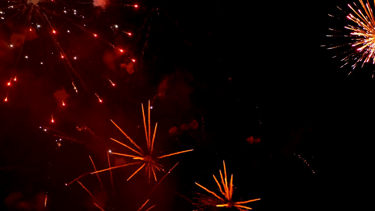 夜空煙花閃爍。慢動作。真實煙花帶煙霧
