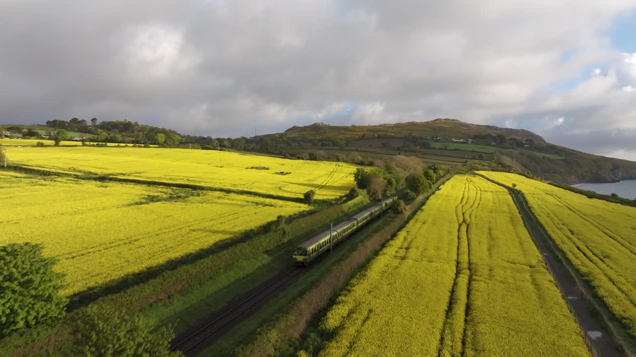 그레이스톤스 (greystones) 의 강간된  위에서 놀라운 해가 뜨는 장면 - 4k 영화 드론 영상 - 위클로 (wicklow) - 아일랜드