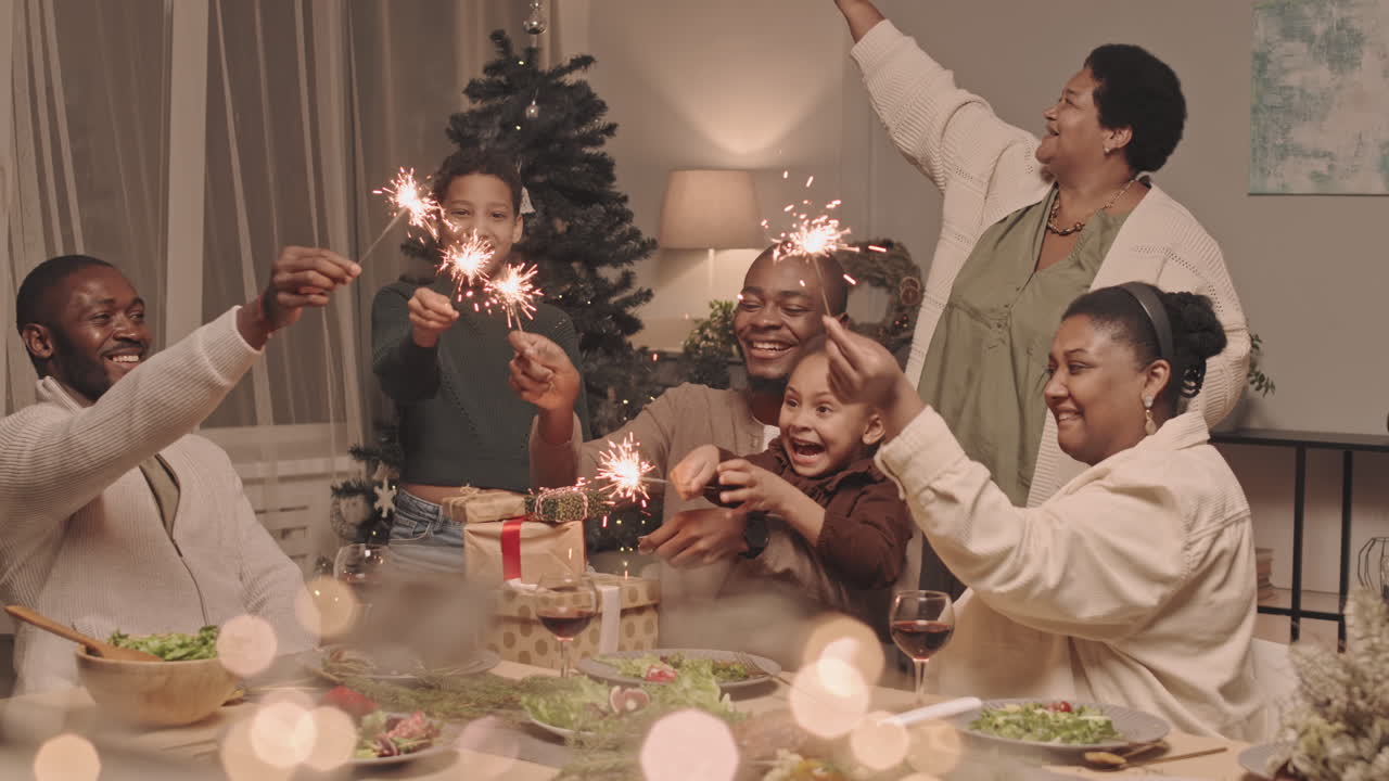 En sort familie fejrer jul med stjernekastere.
