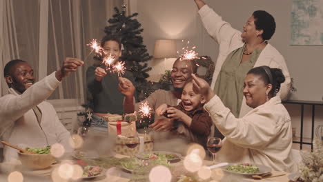 una familia negra celebra la navidad con chispas