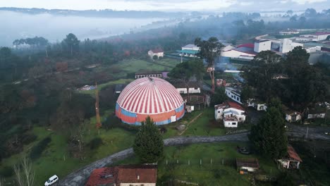 Retirada-Aérea-Lejos-De-La-Carpa-Del-Circo-En-Las-Montañas-De-Ourense