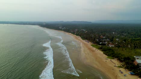 Luftaufnahme-Von-Weligama---Surferstrand-Mit-Vielen-Wellen-An-Der-Küste-Sri-Lankas