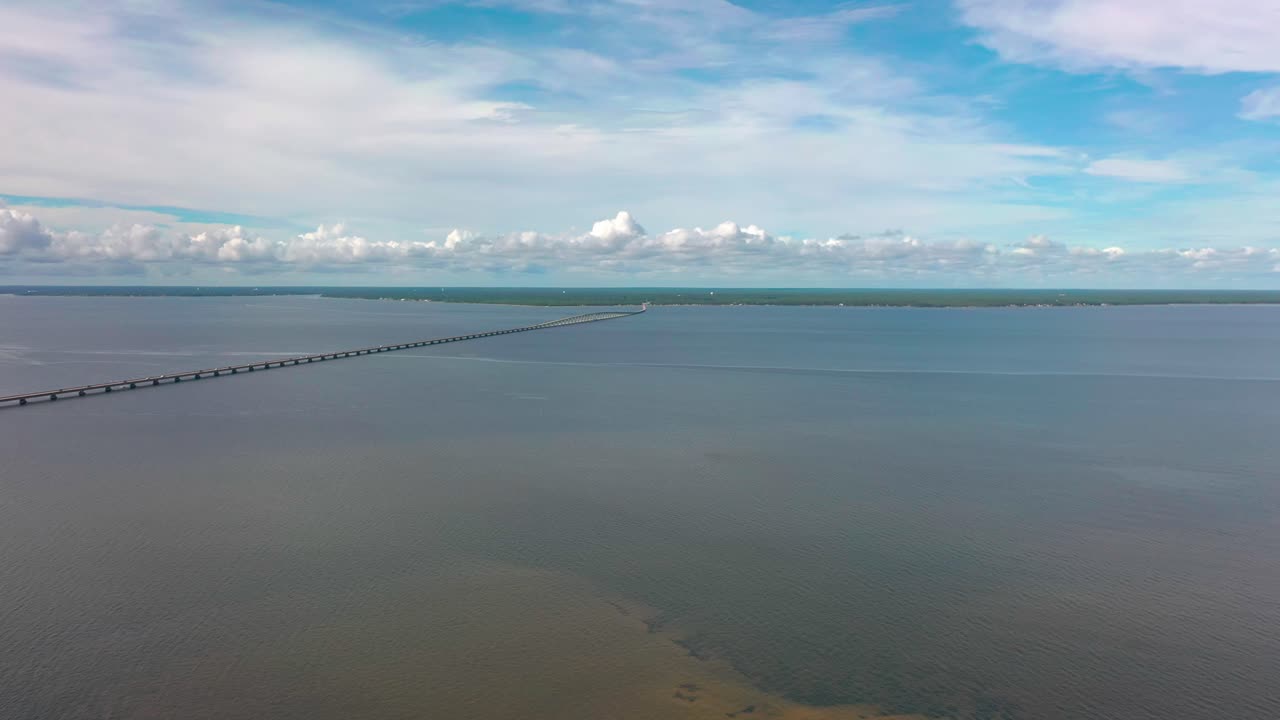 vista aérea del puente mid-bay que conecta destin con niceville florida