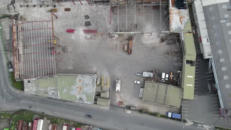 el almacén quemado de la empresa de reciclaje y residuos de thortons se reconstruye en dublín, irlanda - vista aérea de arriba hacia abajo