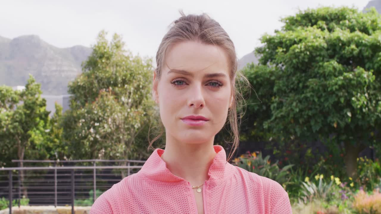 retrato de video de una mujer caucásica sonriendo al aire libre en el campo