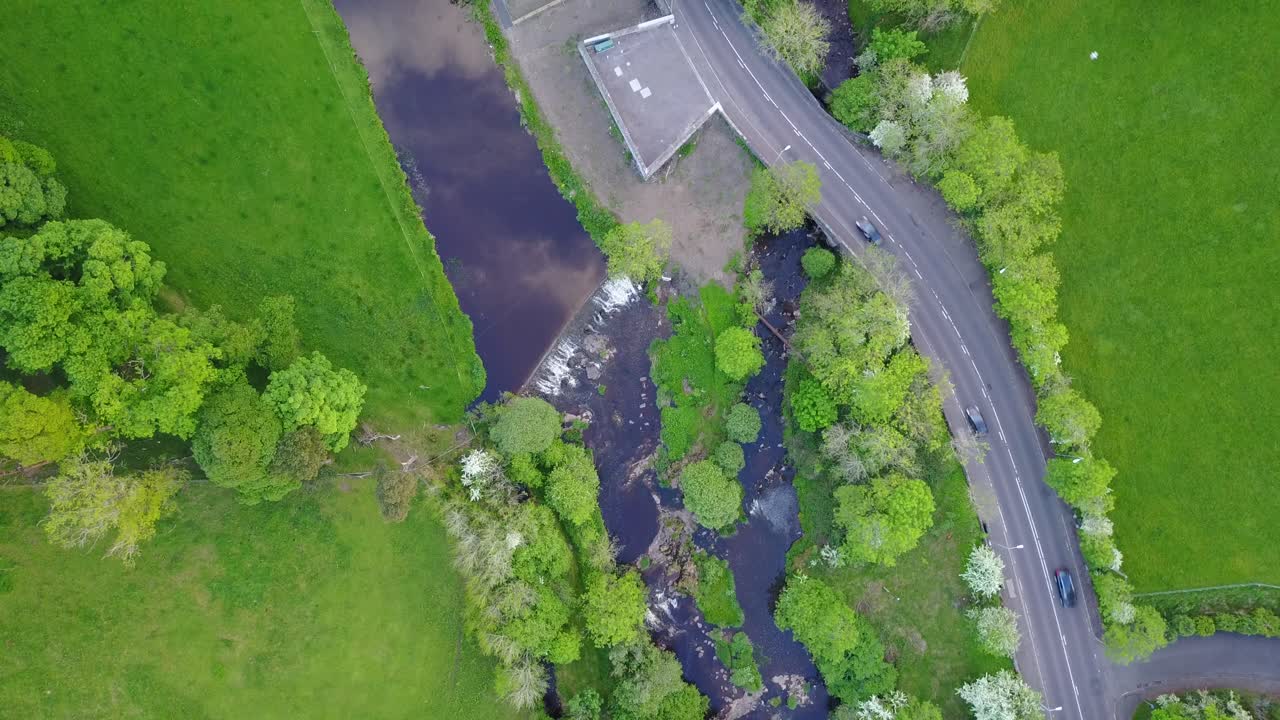 coches circulando por carretera rodeados de naturaleza virgen escocesa