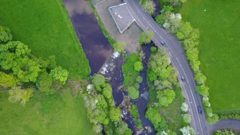 Autos-Fahren-Auf-Der-Straße,-Umgeben-Von-Schottischer-Unberührter-Natur