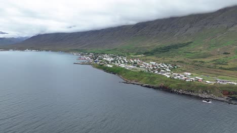 neskaupstadur, ciudad costera en el fiordo de nordfjordur, en el este de islandia