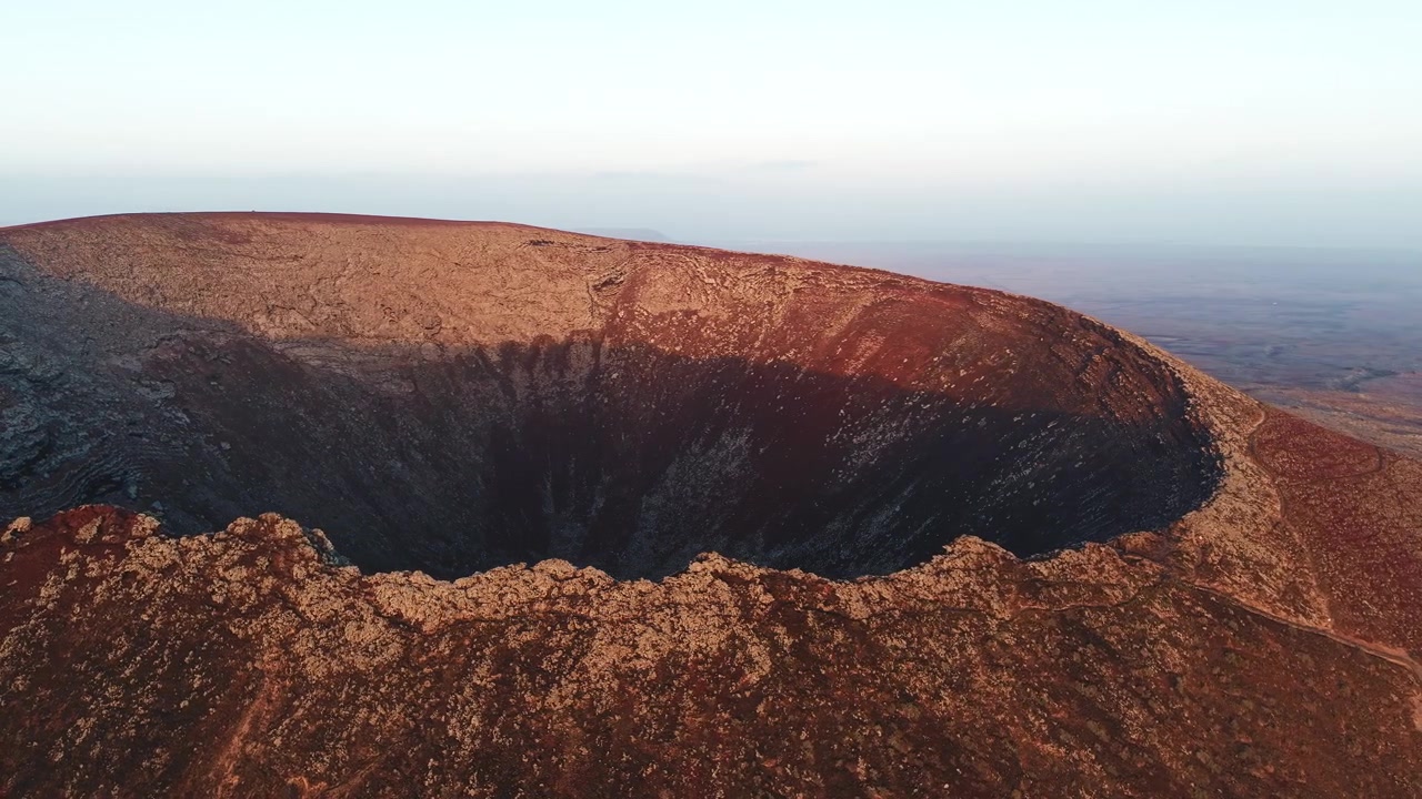 Vista aerea di un cratere vulcanico al tramonto