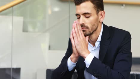 hombre de negocios deprimido sentado en las escaleras 4k