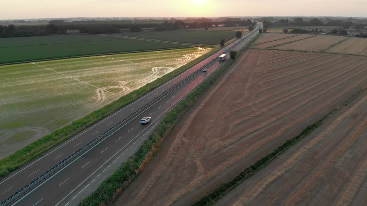 이탈리아의 고속도로 (오토스트라다) 의 공중 사진.