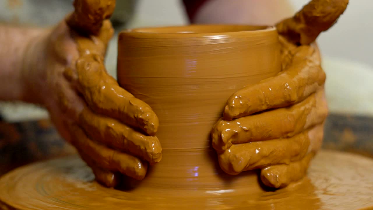 도자기 는 항아리 를 만든다