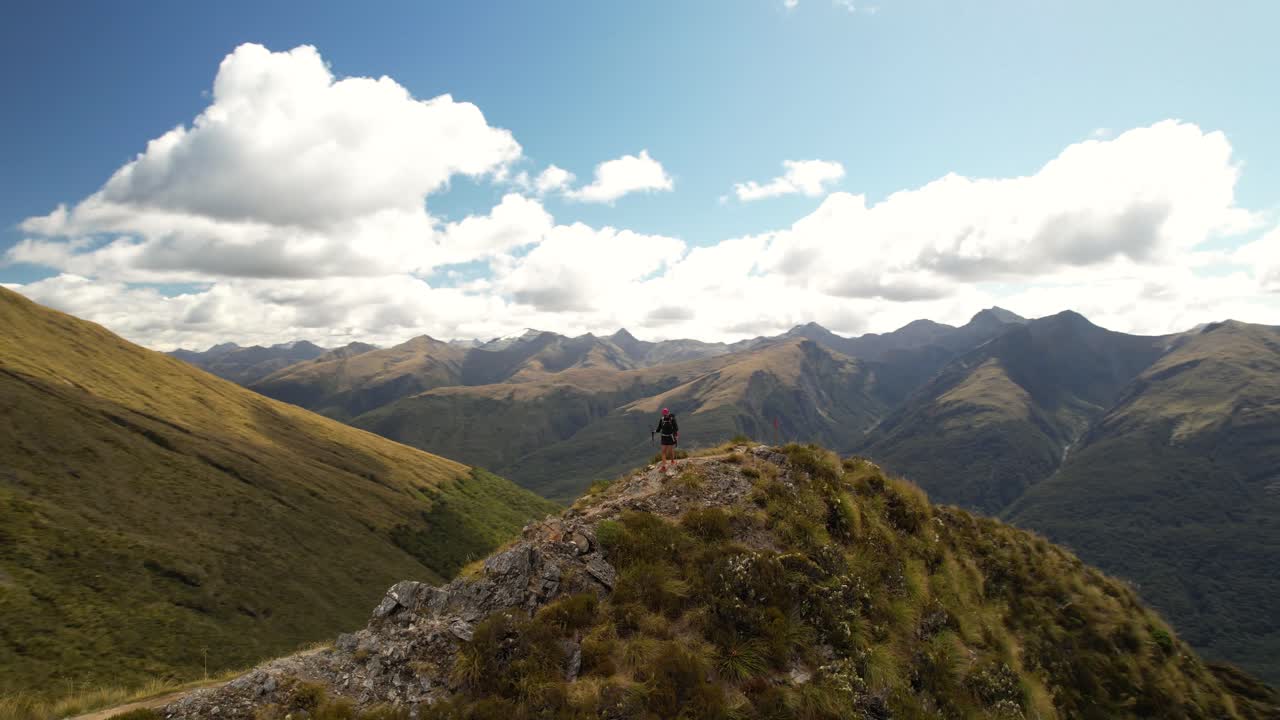 mujer joven con mochila altas montañas de nueva zelanda, entorno alpino, estilo de vida activo