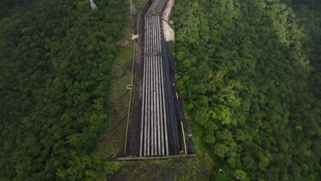 la planta hidroeléctrica henry borden en são paulo, brasil, es un impresionante complejo industrial con una imponente presa diseñada para generar energía hidroeléctrica y proporcionar electricidad a millones de personas.
